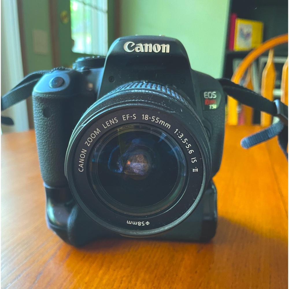 CANON EOS Rebel T51 - Used in great condition